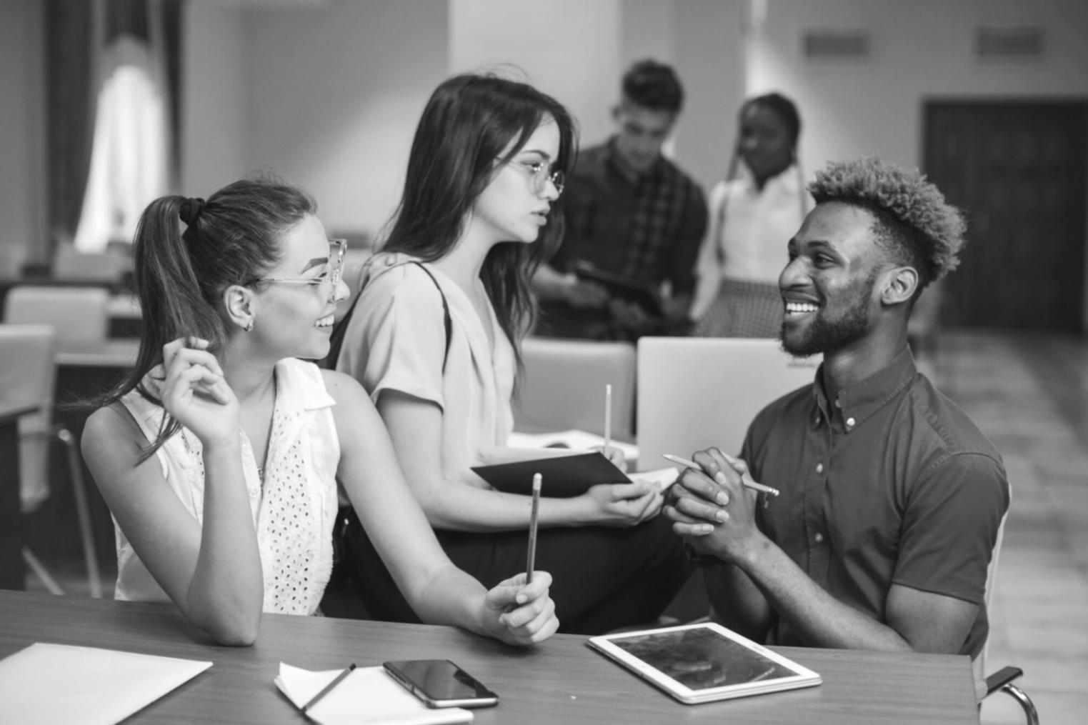 Groupe de participants échangeant lors d'un atelier de finance personnelle