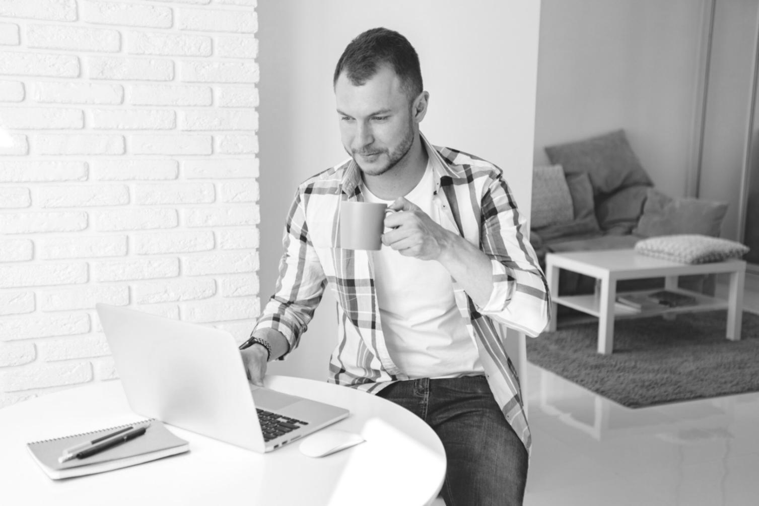 Participant travaillant sur son budget personnel avec des outils de planification